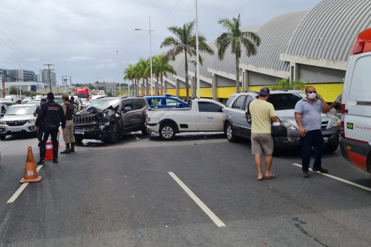 Acidente envolvendo cinco veículos deixa feridos e trânsito lento na Avenida Paralela, em Salvador