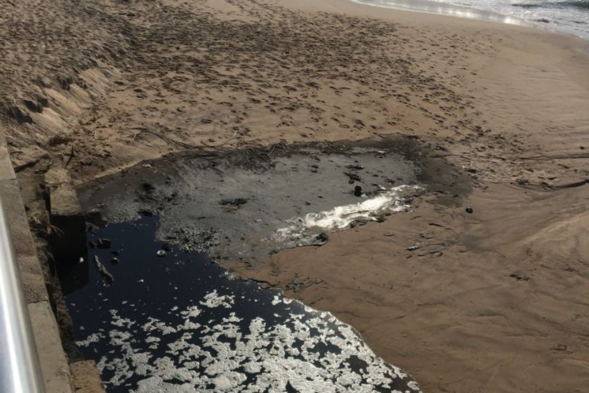 Vídeo: Moradora registra esgoto poluindo a praia de Jardim de Alah, em Salvador
