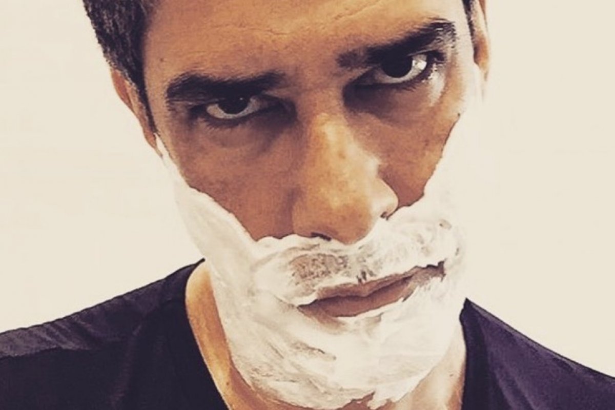 William Bonner aparece na web com creme de barbear no rosto e seguidora dispara: "Biscoiteiro"