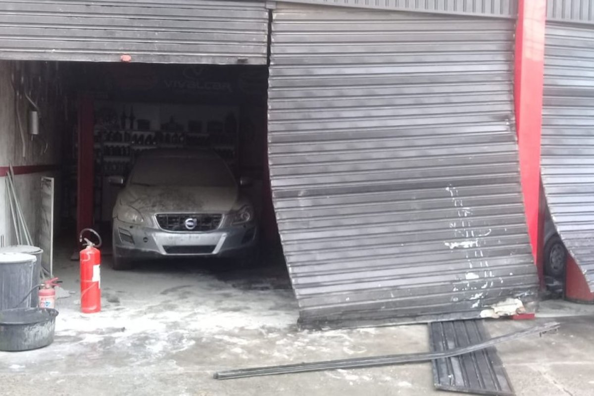 Em Salvador, incêndio atinge centro automotivo na Estrada Velha do Aeroporto