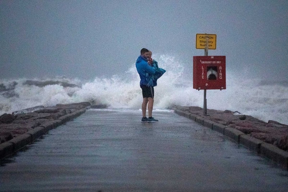 Tempestade tropical Nicholas vira furacão e atinge o Texas