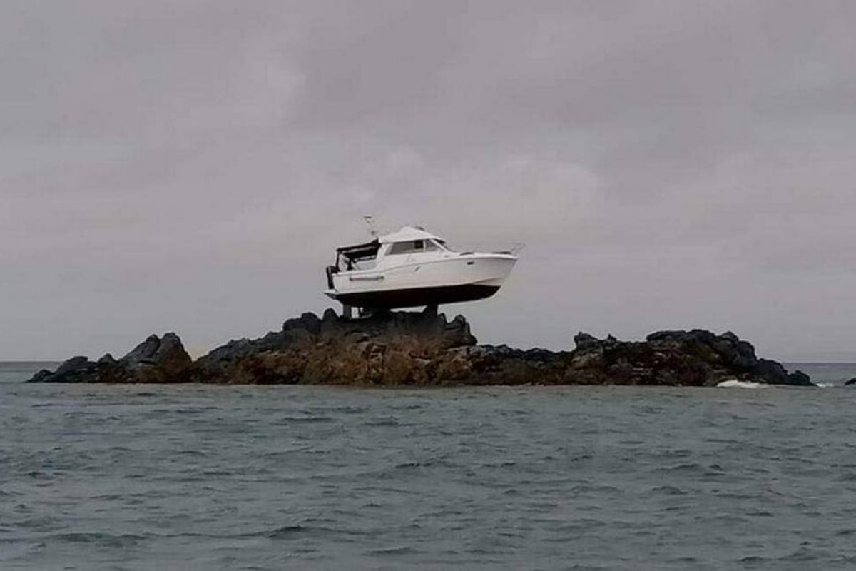Barco fica preso em rocha a 3 metros acima do mar, e resgate dura 12 horas