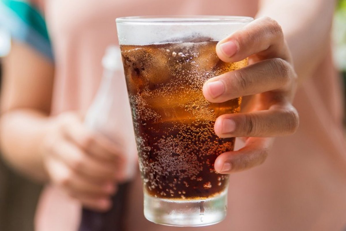 Estudo indica ligação entre consumo de bebidas açucaradas e o risco para câncer de cólon