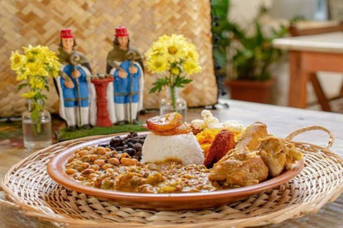 Devota dos santos gêmeos, chef baiana realiza o tradicional caruru em seu restaurante