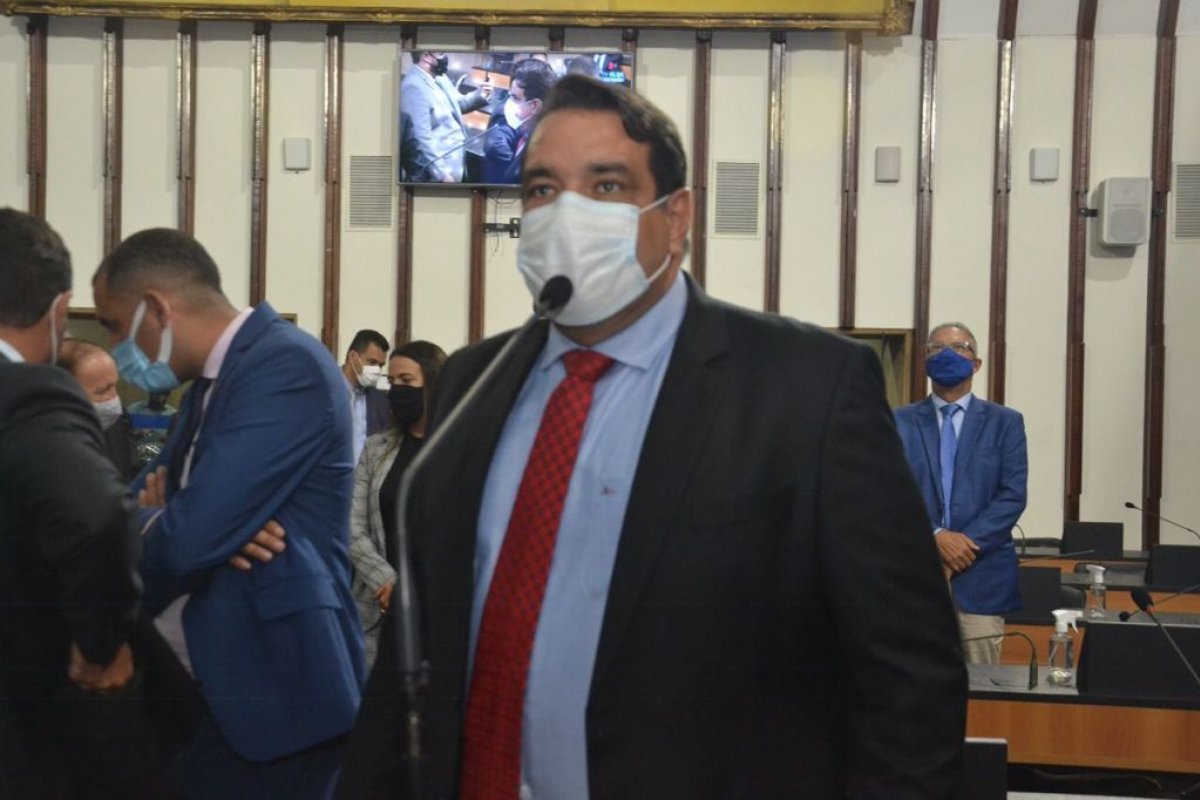 “Governo da letargia já passa de um mês sem secretário de Saúde em plena pandemia”, denuncia Alan Sanches