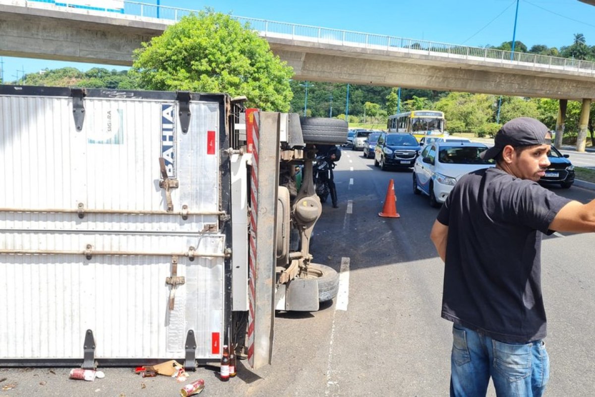 Caminhão com cerveja tomba na Avenida ACM, em Salvador