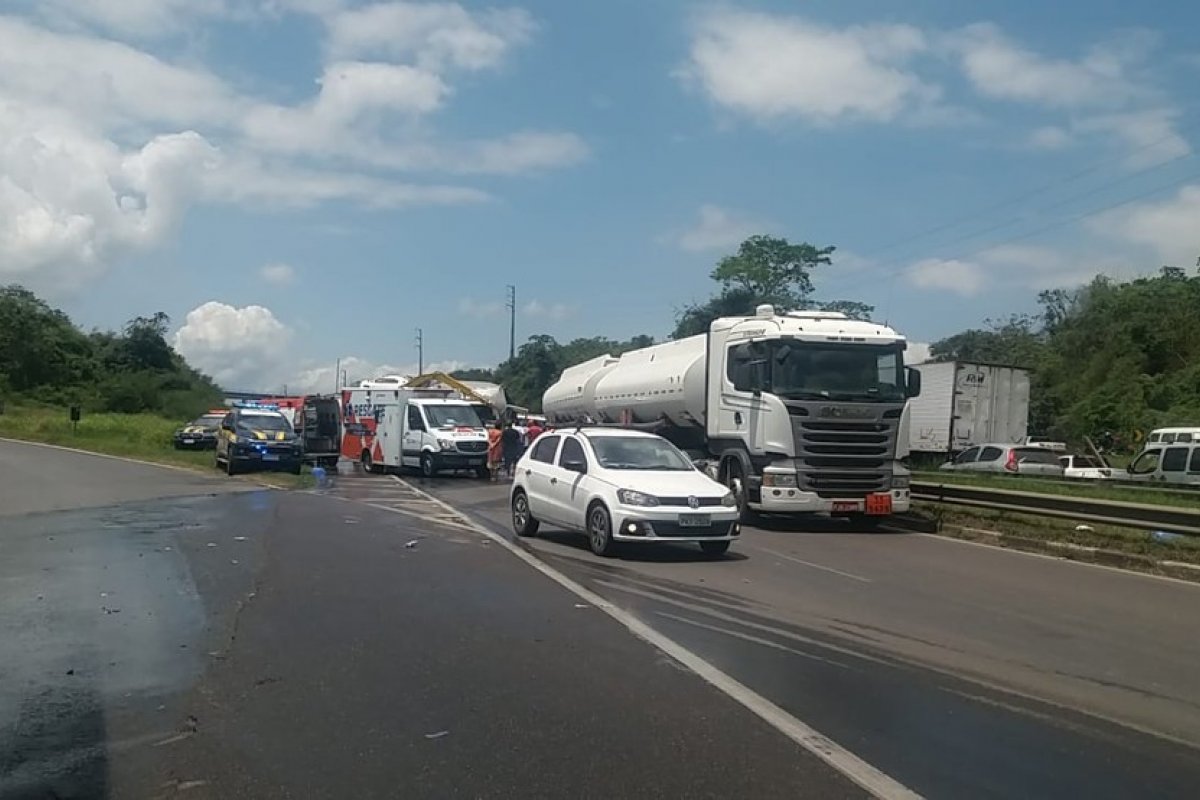 Acidente entre caminhões e carro deixa feridos na BR-324 e causa congestionamento