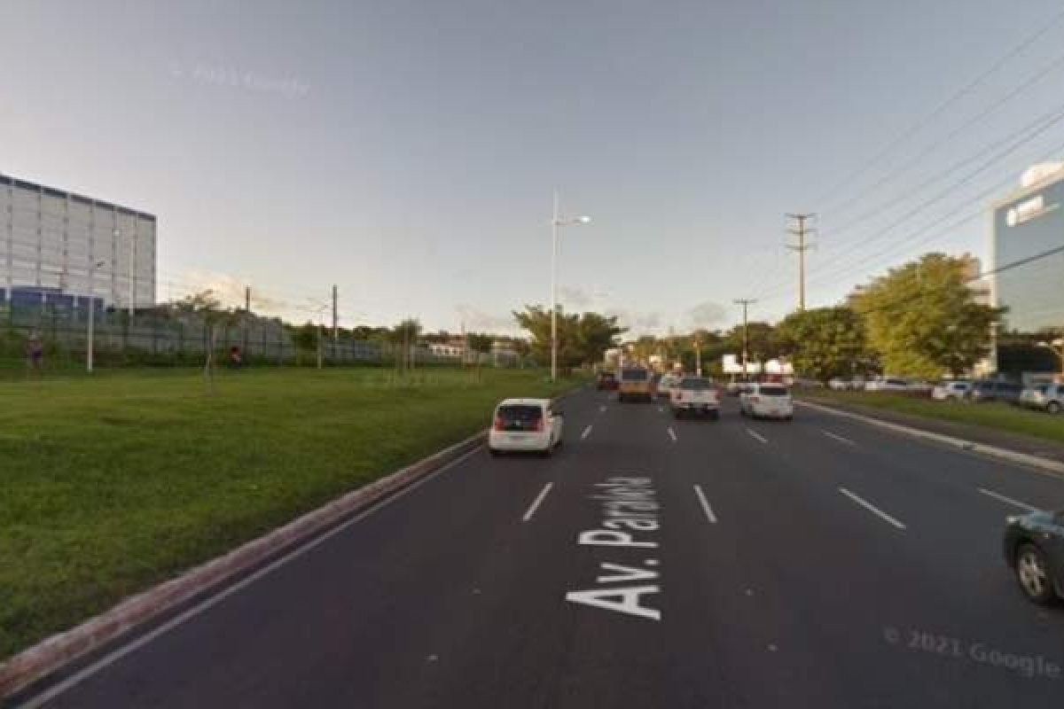 Homem assalta ônibus fingindo ser ambulante na Avenida Paralela, em Salvador 