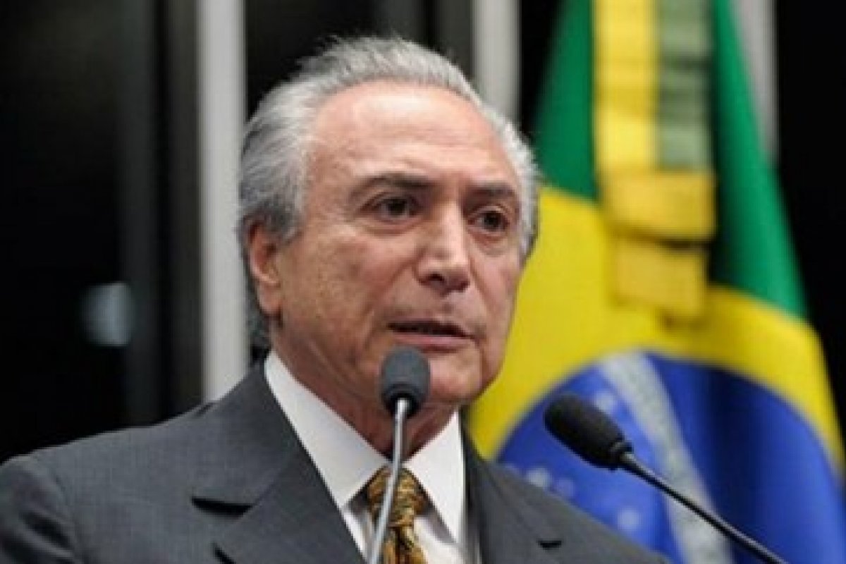 Vídeo: Temer ri de imitações de Bolsonaro em jantar