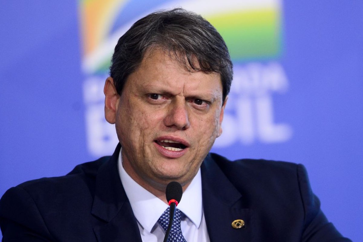 Governo quer que brasileiro voe mais, para mais localidades, diz ministro da Infraestrutura