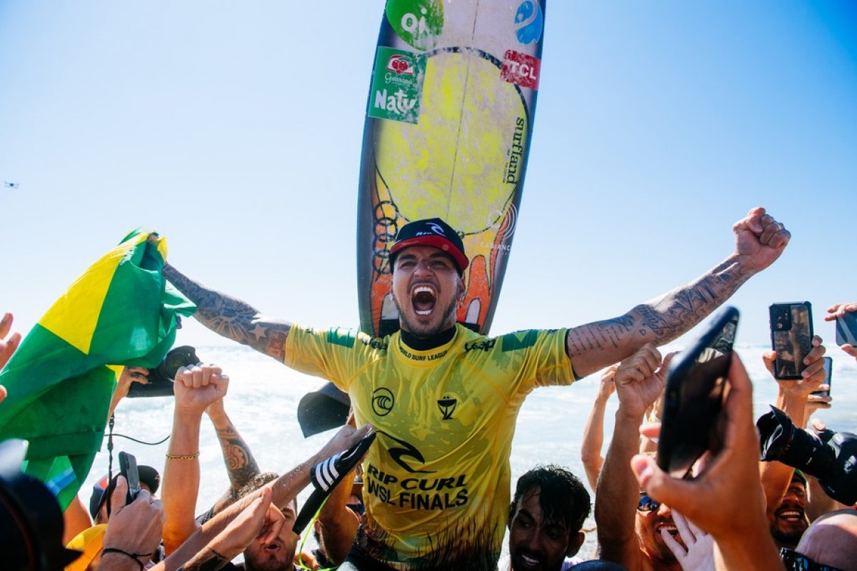 Medina é tricampeão mundial após derrotar Filipe Toledo na WSL