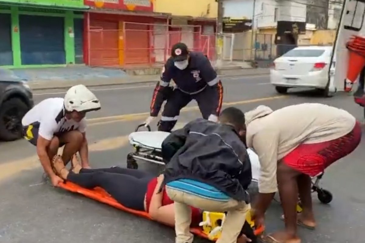 Moto derrapa em óleo na pista e passageira fica ferida após cair no Largo dos Mares, em Salvador