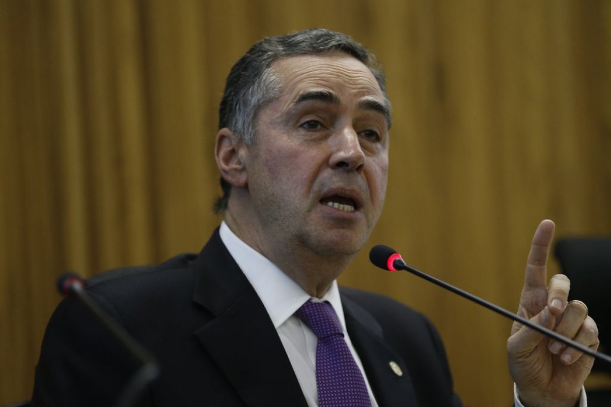 No dia da democracia, Barroso afirma que ela se encontra sob ataque em função de populismo, extremismo e autoritarismo