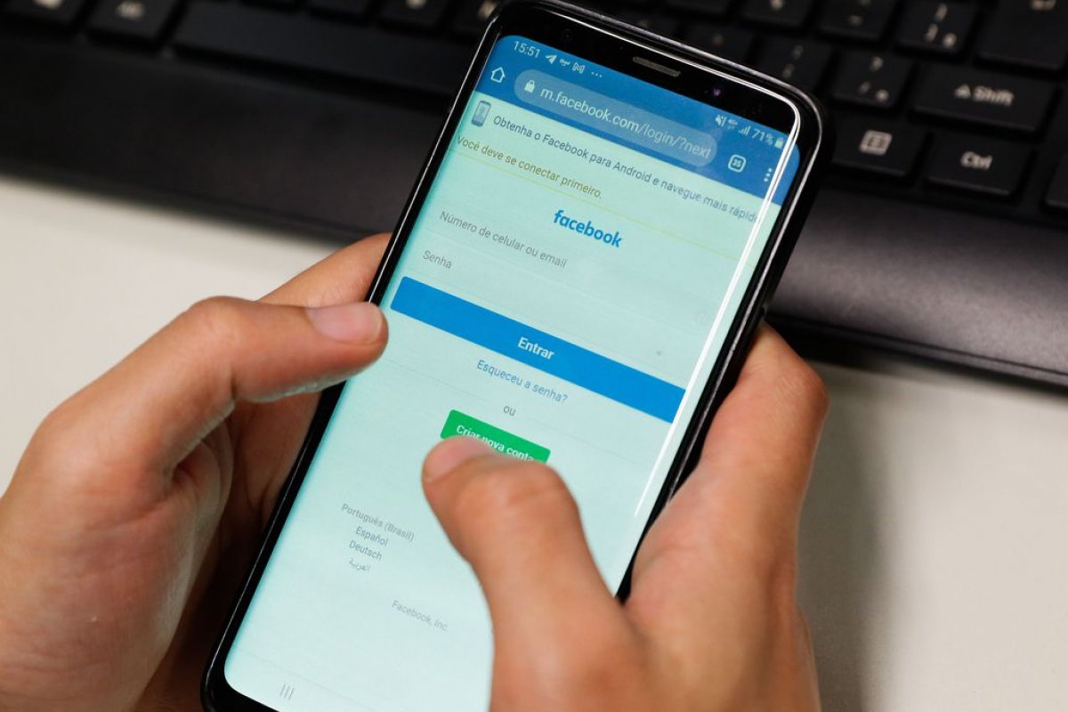 Facebook isenta celebridades de cumprir regras da rede, diz jornal