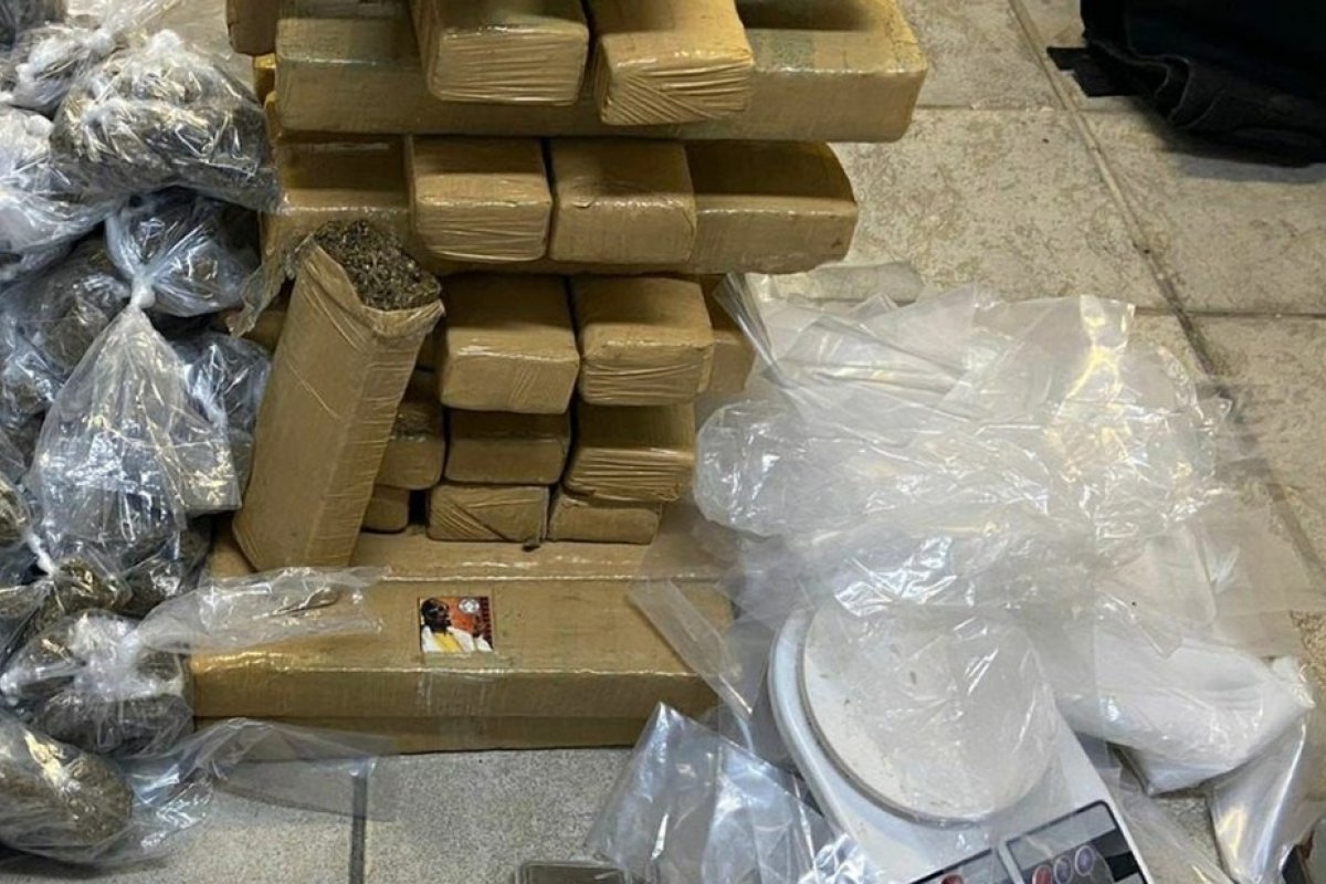 Polícia apreende 40 kg de maconha em carro de transporte por aplicativo