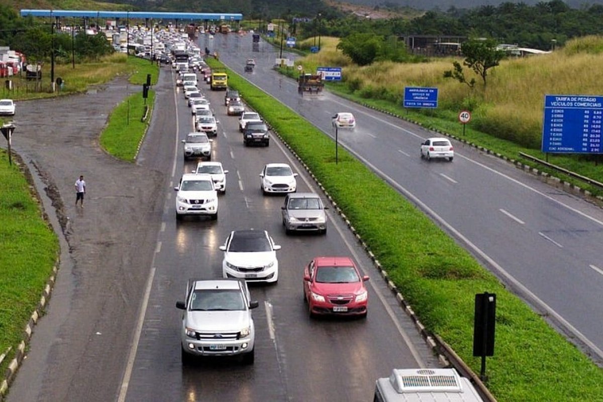 Acidente entre caminhão e carro deixa trânsito congestionado na BR-324