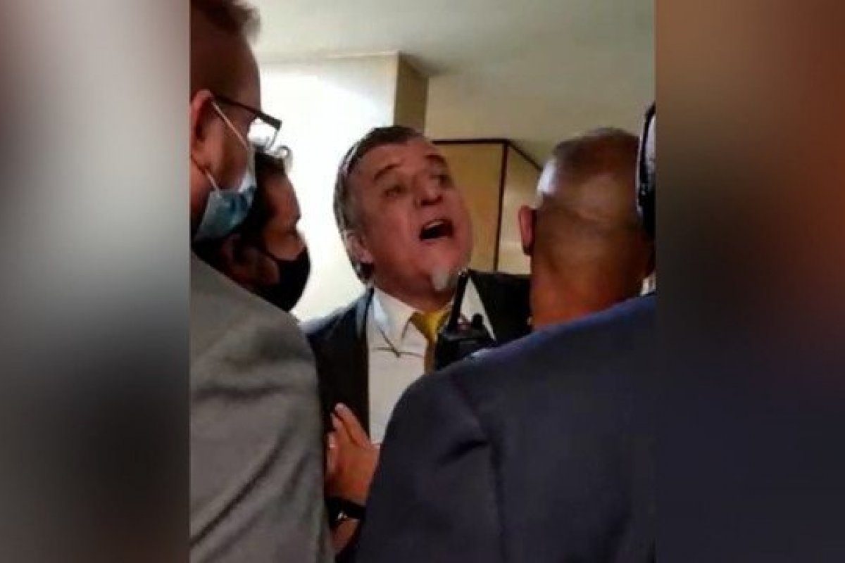 Deputado Boca Aberta se revolta com parecer contra seu mandato e xinga Alexandre Leite