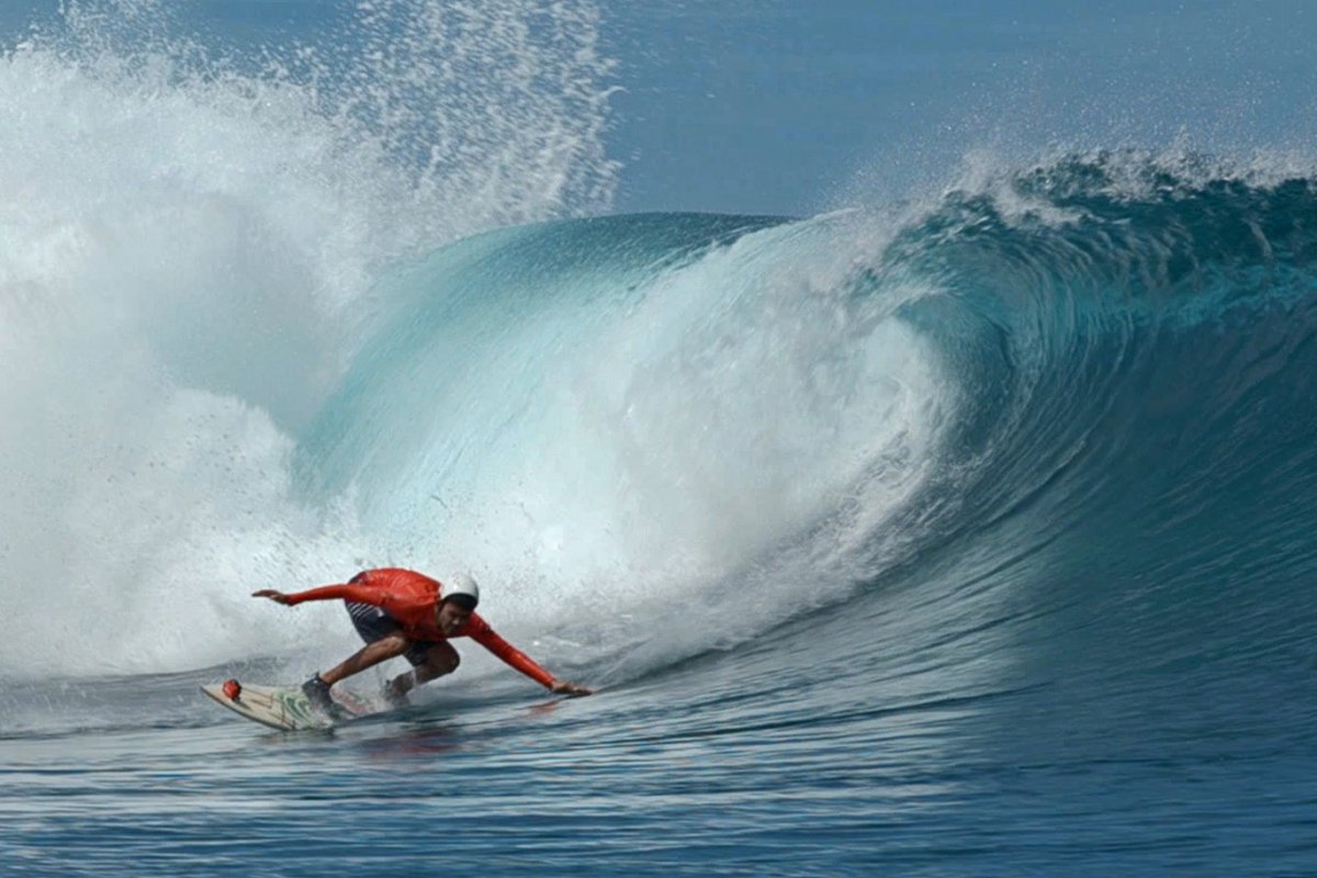 Surfista cego encara primeiras ondas no local apelidado de "crânios quebrados"