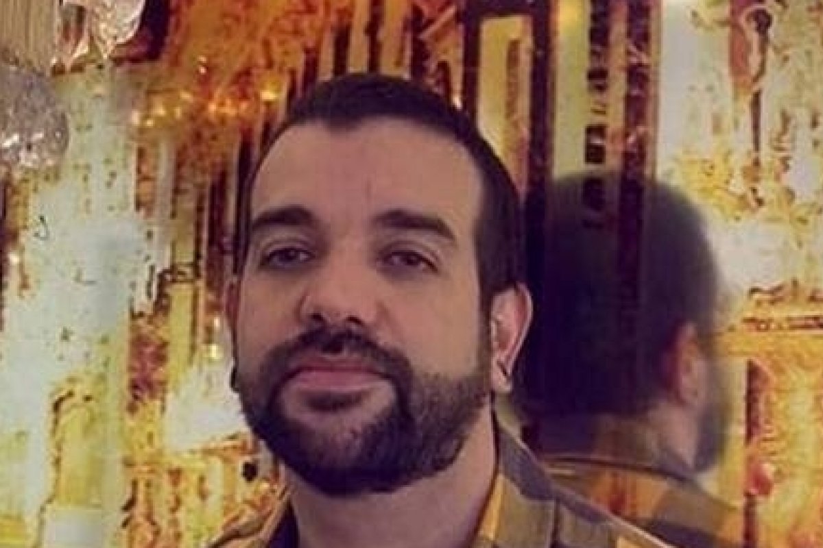 Triste realidade! Cantor que foi sucesso nos anos 2000, deixa clínica de reabilitação após recaída