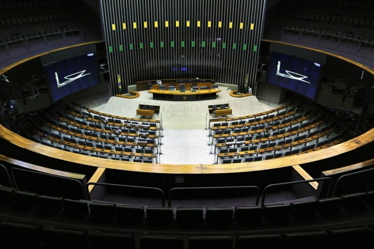 Câmara aprova volta da quarentena para categorias concorrerem às eleições