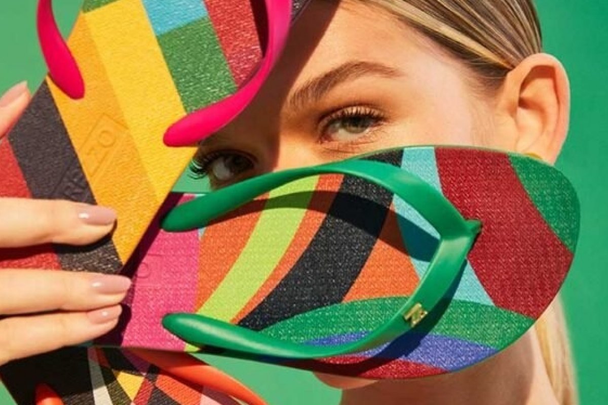 Arezzo lança sua primeira coleção com a marca brasileira de lenços Scarf Me