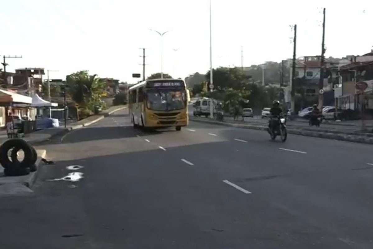 Homens armados assaltam trabalhadores em ponto de ônibus na Av. Suburbana, em Salvador