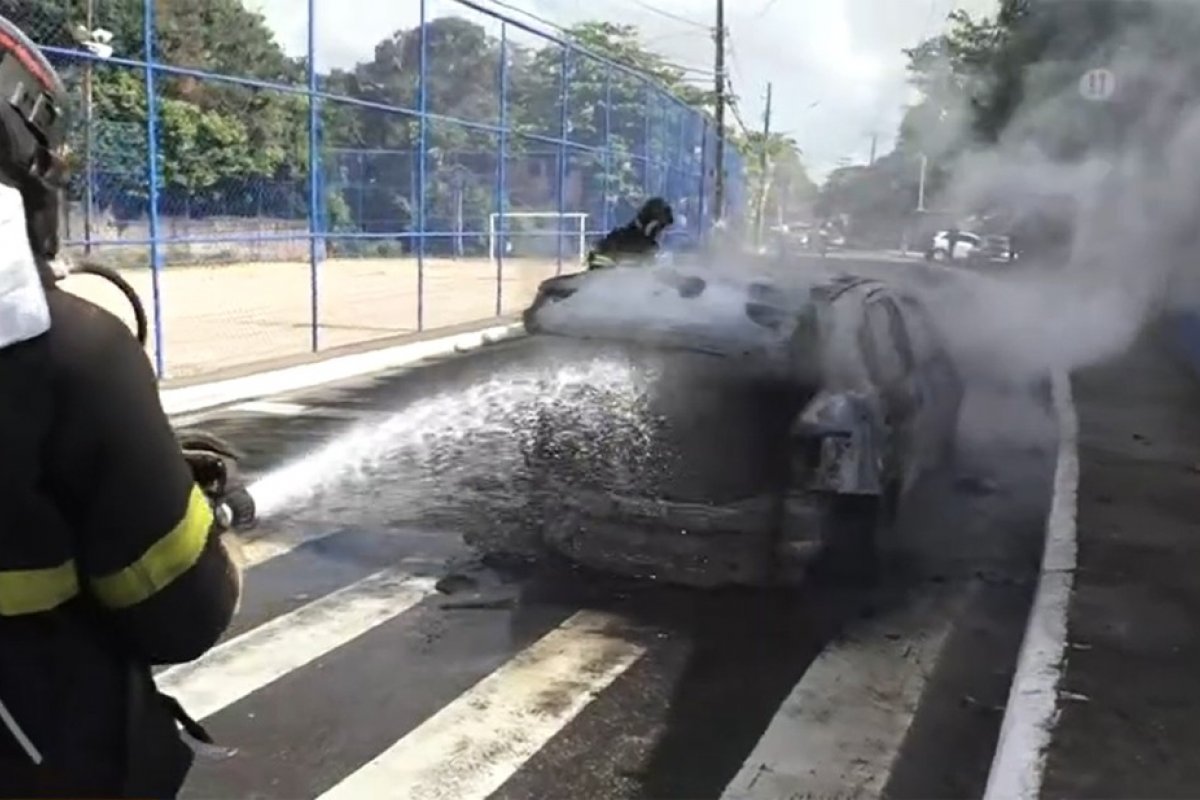 Após pegar fogo, carro fica destruído no bairro do Saboeiro, em Salvador