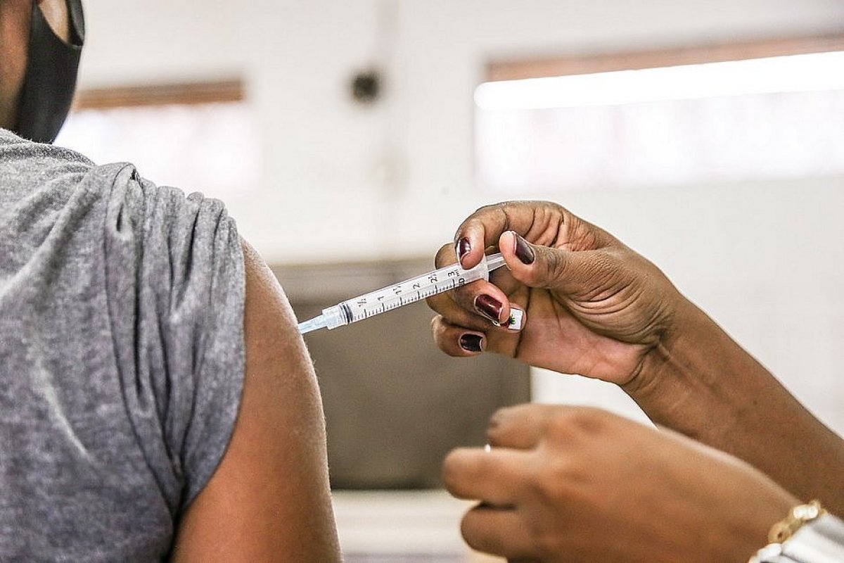 Lauro de Freitas: vacinação da Covid-19 de adolescentes de 12 a 17 anos sem comorbidades é suspensa