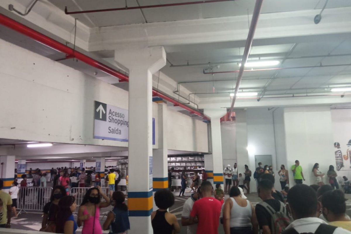 Vídeo: população habilitada para 2ª dose reclama de demora na fila para vacinação em shopping de Salvador