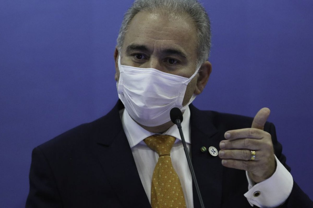 Marcelo Queiroga critica Estados que antecederam vacinação de adolescentes contra Covid-19
