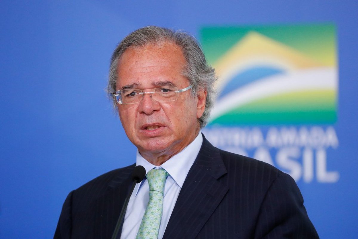 Paulo Guedes sugere fim do teto de gastos com programas sociais