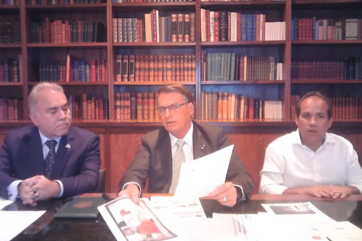Em live, Bolsonaro afirma ainda não ter se vacinado contra a Covid-19