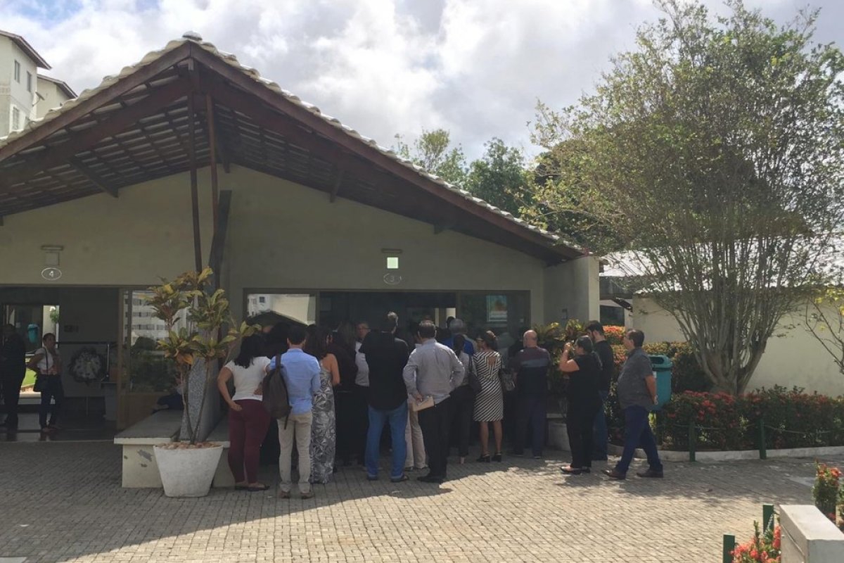 Menino de 12 anos que morreu ao cair de prédio é enterrado sob forte comoção em Salvador