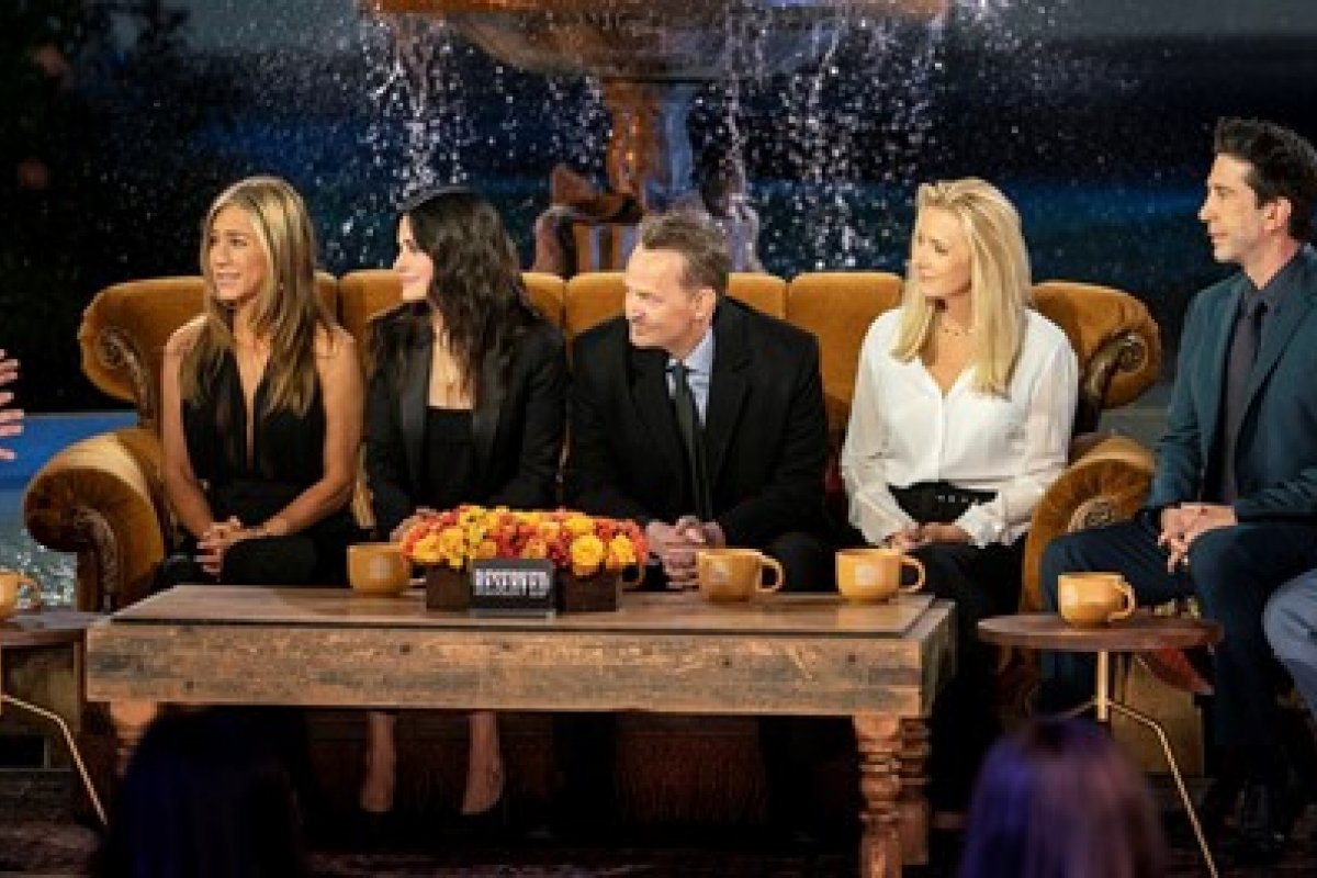 Atriz Jennifer Aniston fala que reunião do elenco de Friends foi melancólica