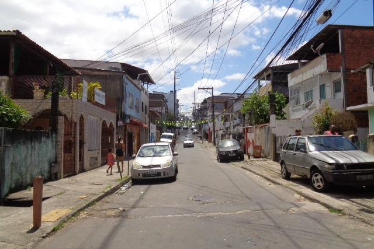 Homem é baleado na porta de casa durante tiroteio no bairro de Cidade Nova, em Salvador