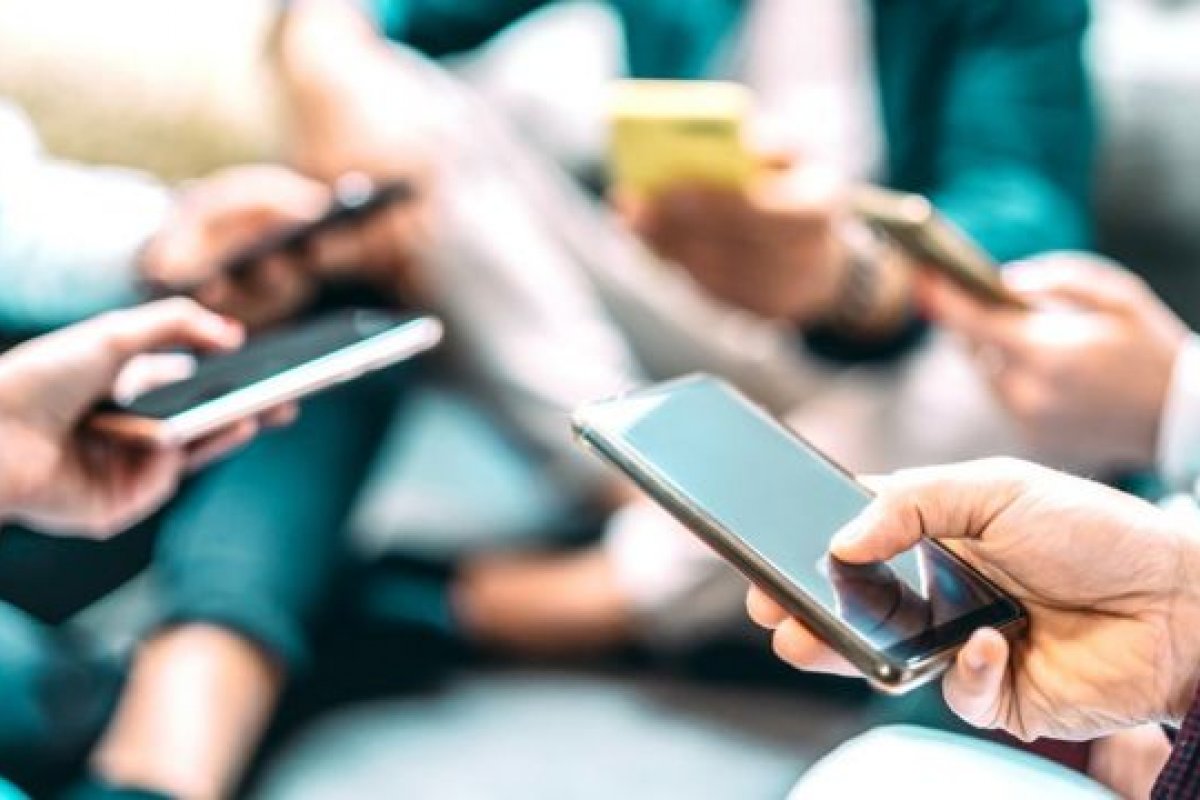 Canais que disseminam notícias falsas faturaram R$ 10 milhões no YouTube em dois anos