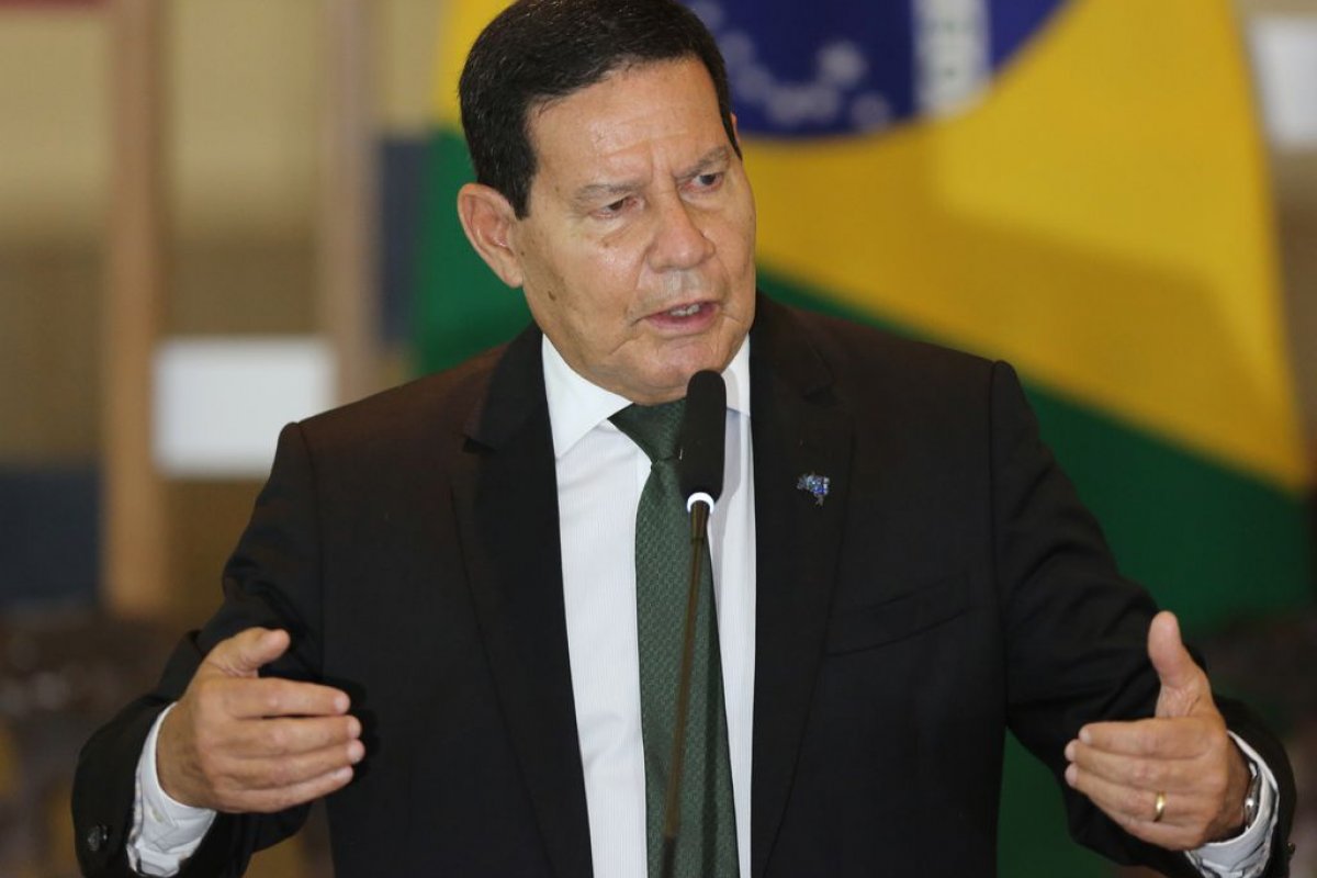 Mourão diz que estados que continuarem a vacinação em adolescentes devem arcar com as consequências
