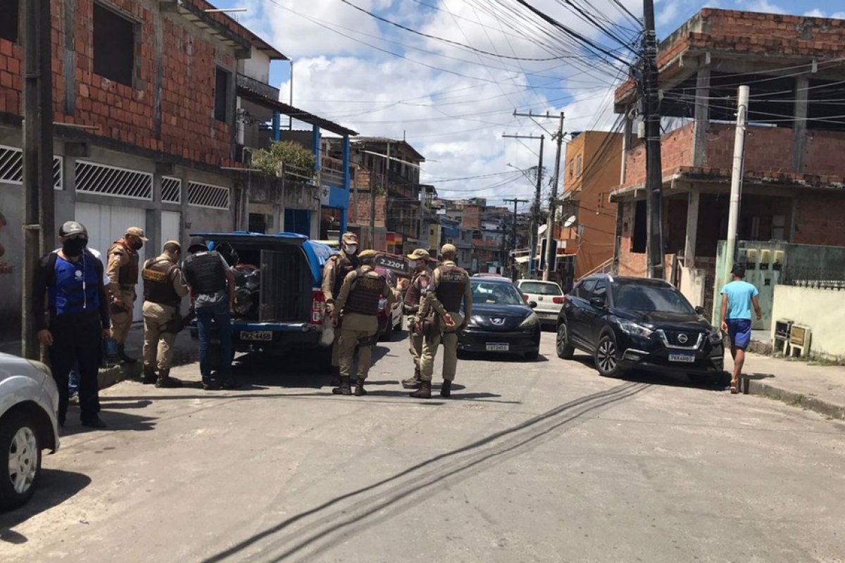 Suspeitos de assalto fazem moradores reféns no bairro de Boa Vista do Lobato, em Salvador 