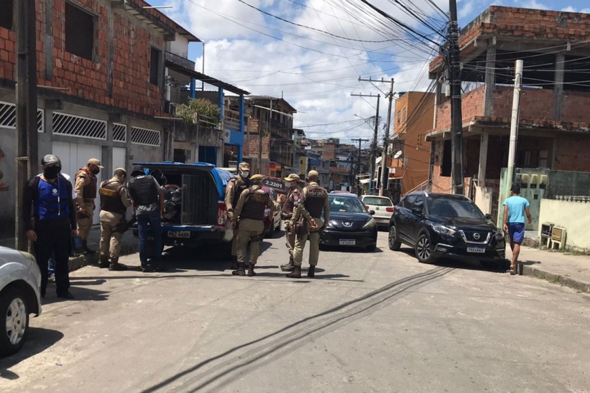 Suspeitos de assalto fazem moradores reféns no bairro de Boa Vista do Lobato, em Salvador