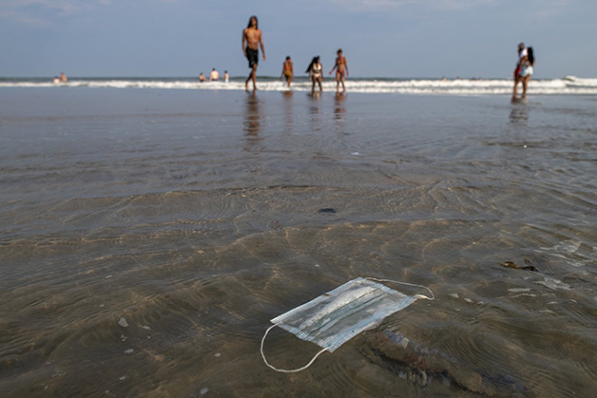 Praias de Salvador já acumularam mais de 2 mil toneladas de lixo após reabertura