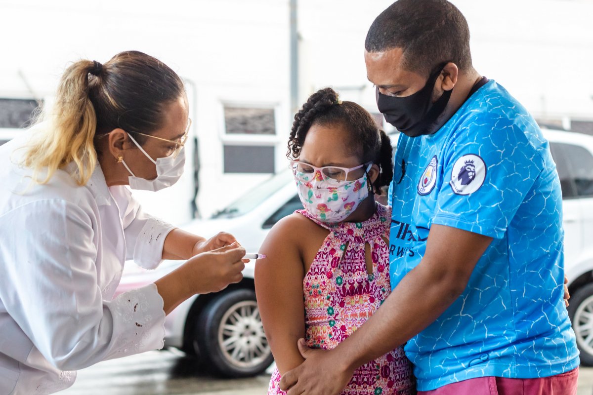 Covid: 4,2 mil adolescentes sem comorbidades já foram internados com a doença no Brasil