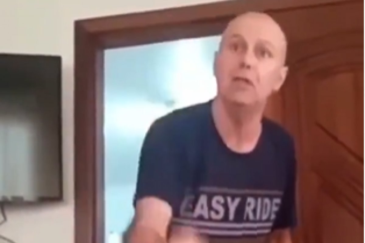 Vídeo: homem faz comentários racistas e chama mulher de macaca em SC