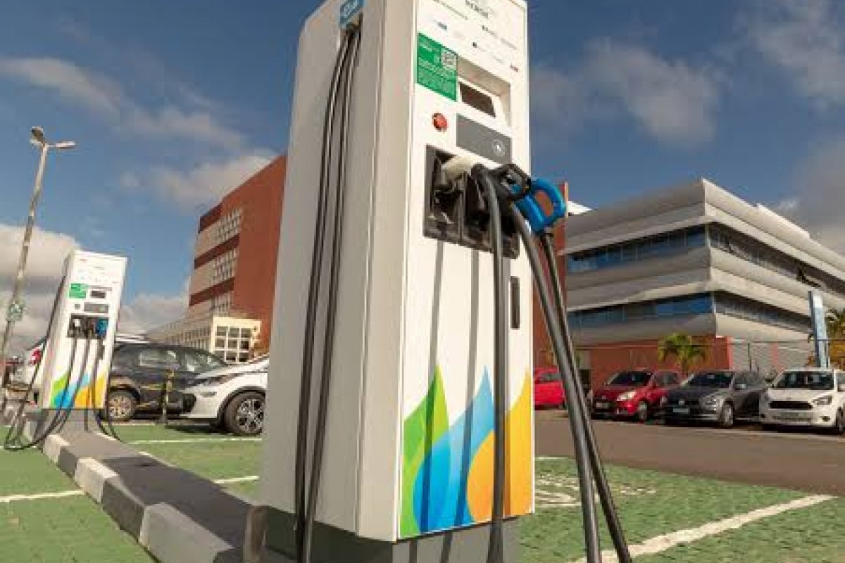 Rede de eletropostos cresce 50% no Brasil mas distribuição é desigual