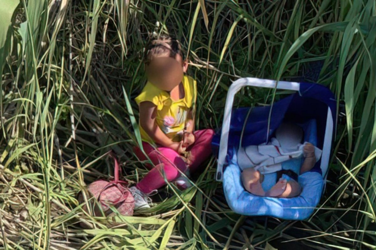 Agentes encontram duas crianças abandonadas em fronteira dos EUA com o México