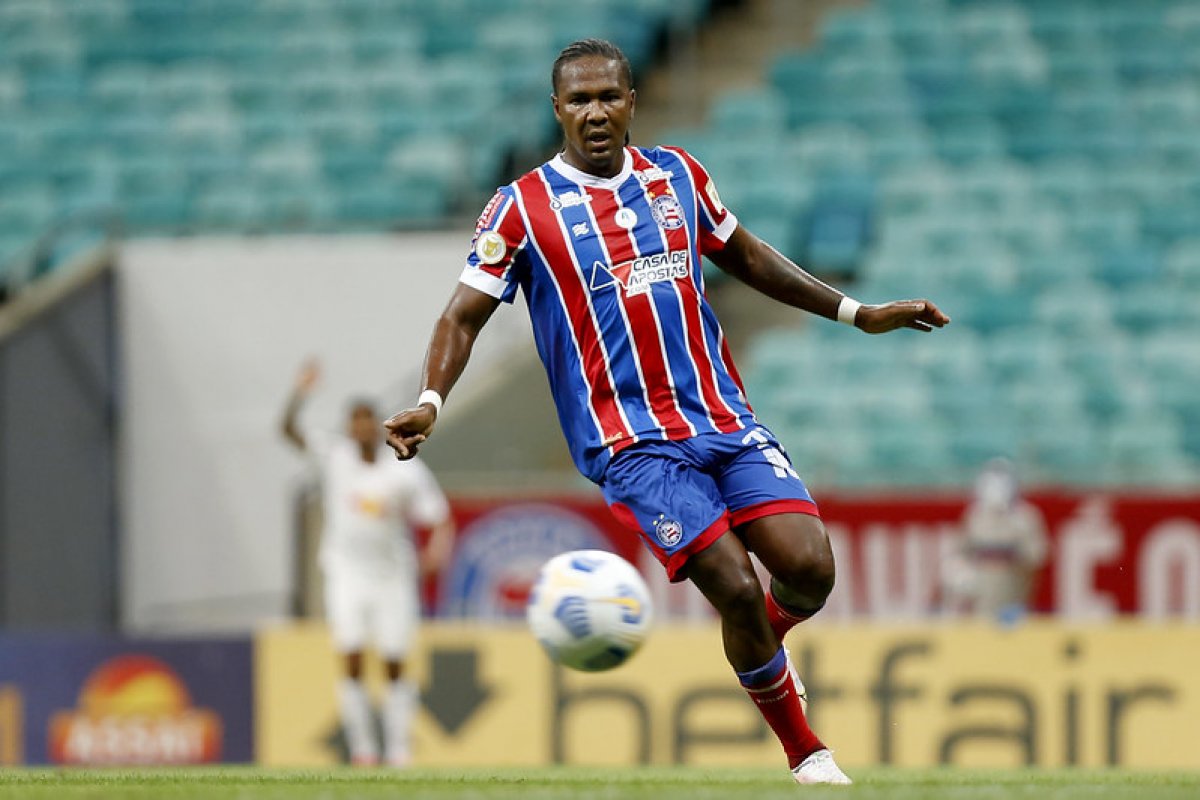 Na volta à Fonte Nova, Rodallega faz golaço, mas Bahia só empata com Bragantino e perde chance de se distanciar do Z-4