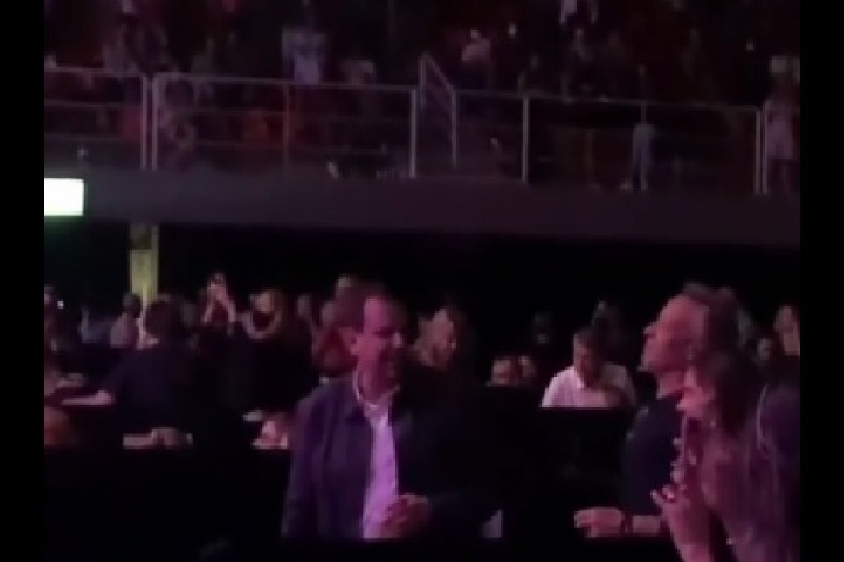 Vídeo: Eduardo Paes é flagrado em aglomeração no show do sambista Diogo Nogueira, no Rio
