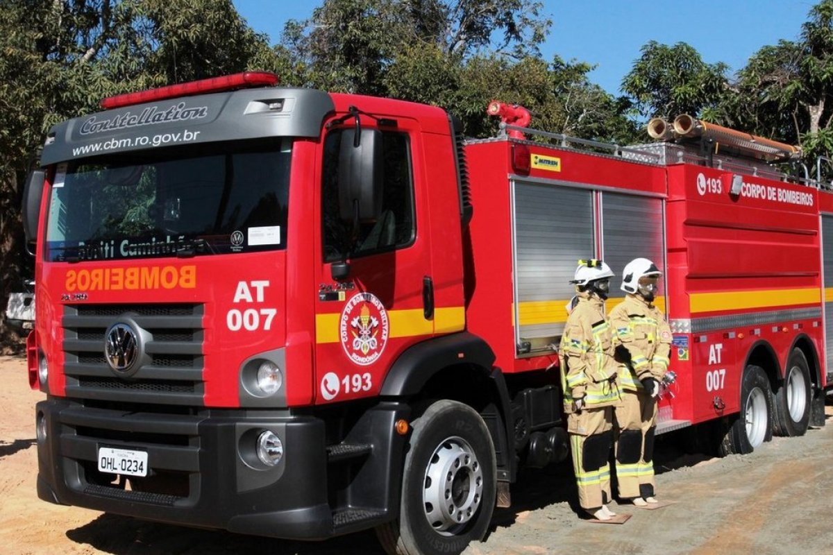 Imóvel pega fogo no Engenho Velho de Brotas, em Salvador; Não há registro de feridos