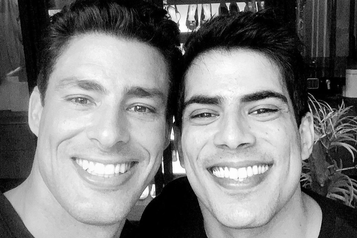 Cauã Reymond posa com o irmão e semelhança impressiona