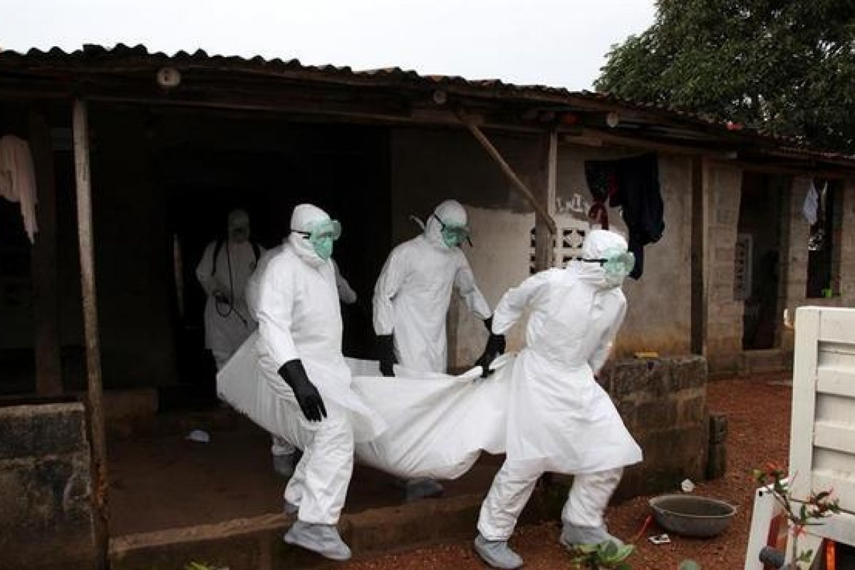 Vírus Ebola pode ressurgir em sobreviventes anos após infecção, aponta estudo