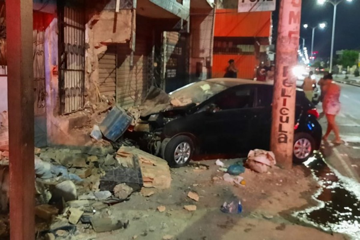 Motorista bate carro em muro de um bar na Avenida Suburbana, em Salvador